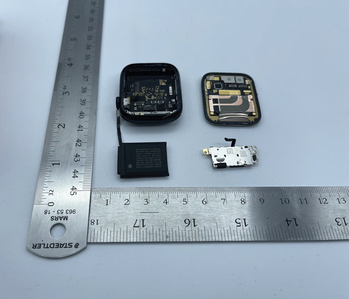 internal-photo-showing-battery-and-taptic-engine-removed-on-apple-watch-series-8-fcc-id-bcg-a2775-model-a2775