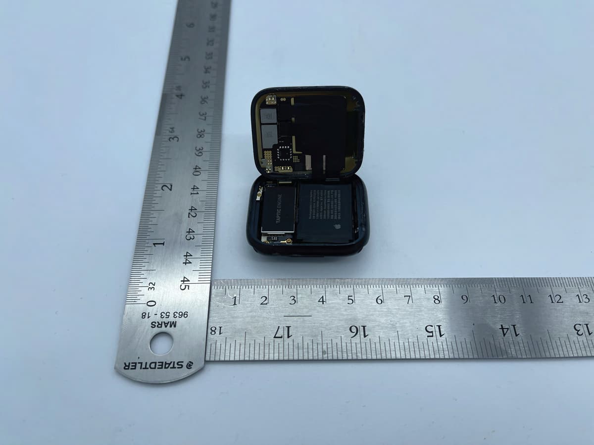 internal-photo-showing-display-opened-for-apple-watch-series-8-model-a2775-fcc-id-bcg-a2775